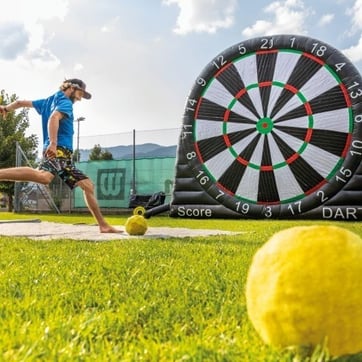 18_Aktivurlaub mit Familie_flachau_sommer_card_kinderspiel_foot_darts_1